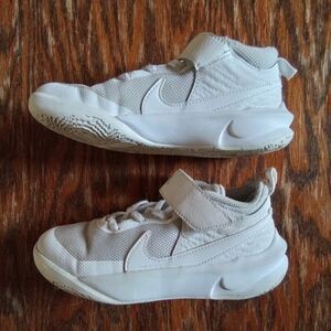 Nike Kids White low-top team hustle Sneakers with strap